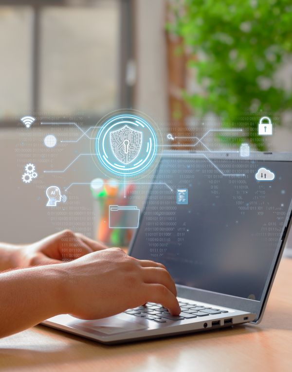 Persona trabajando en su portátil que utiliza tecnología de cifrado digital seguro, privacidad y protección de datos de ciberseguridad.