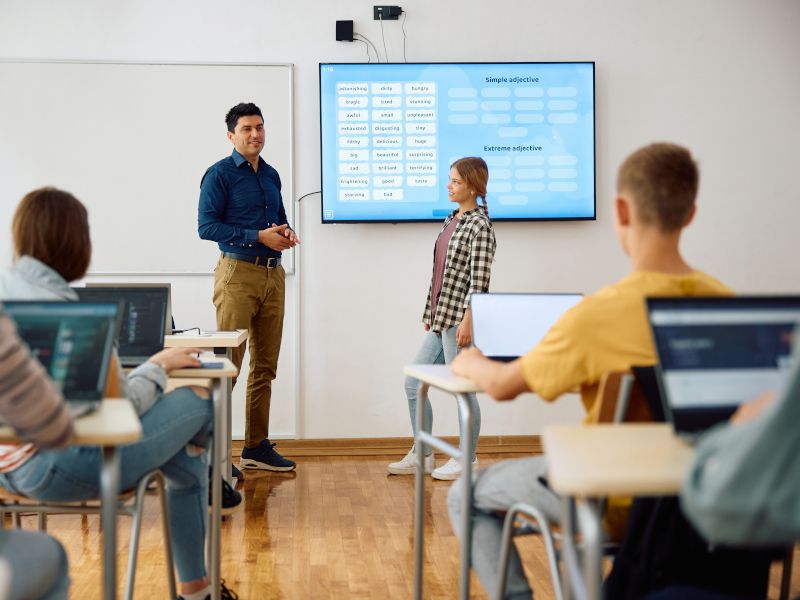 Profesor utilizando una pizarra interactiva en clase.