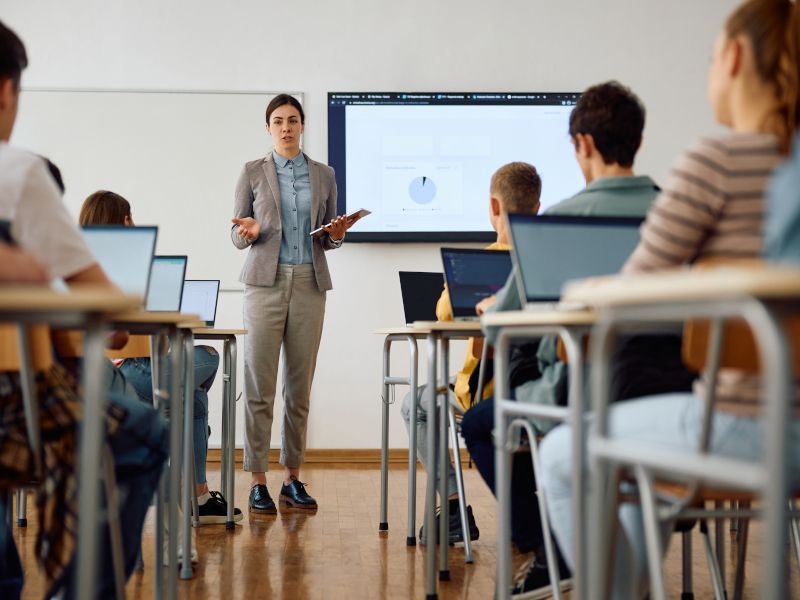 Profesora dando clase.