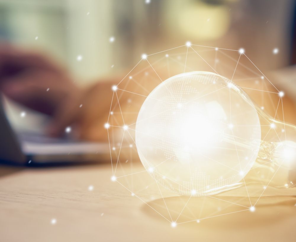 Bombilla iluminada en una mesa. Imagen que quiere representar el concepto de innovación y creatividad de ideas.